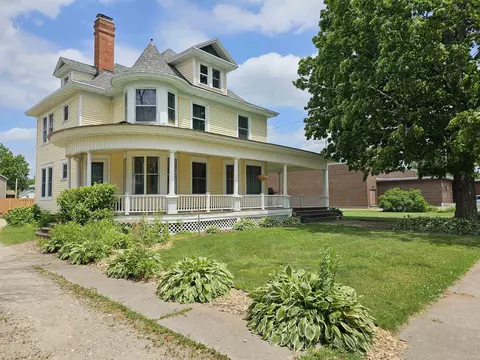 218 E Main St, Weyauwega, WI 54983