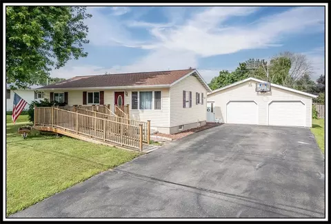 1709 Division St, New London, WI 54961