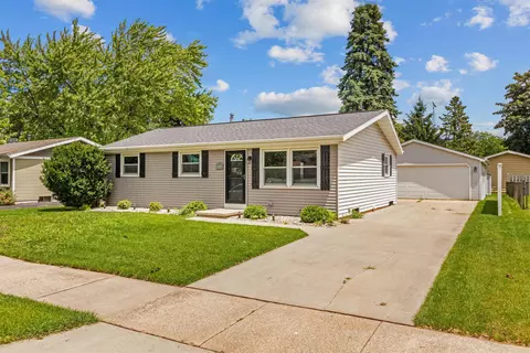 1100 Heritage Trl, Oshkosh, WI 54904