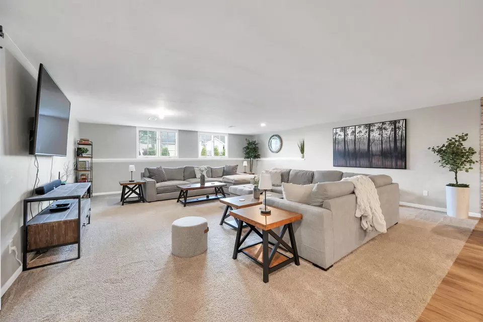 Living - 470 Earnhardt Ct, Green Bay, WI 54311 photo 7 of 9