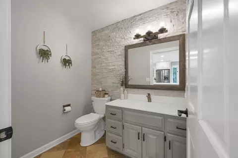Bath - 470 Earnhardt Ct, Green Bay, WI 54311 photo 1 of 5