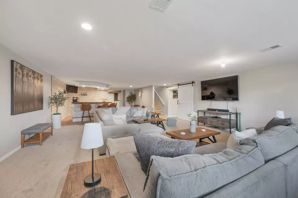 Living - 470 Earnhardt Ct, Green Bay, WI 54311 photo 9 of 9