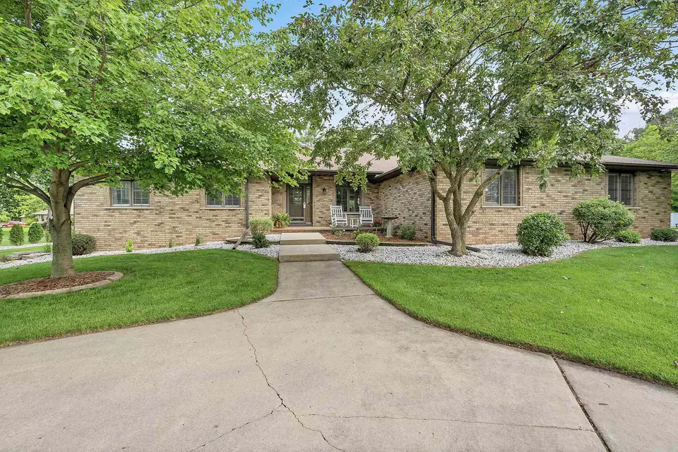 Exterior - 470 Earnhardt Ct, Green Bay, WI 54311 photo 1 of 7