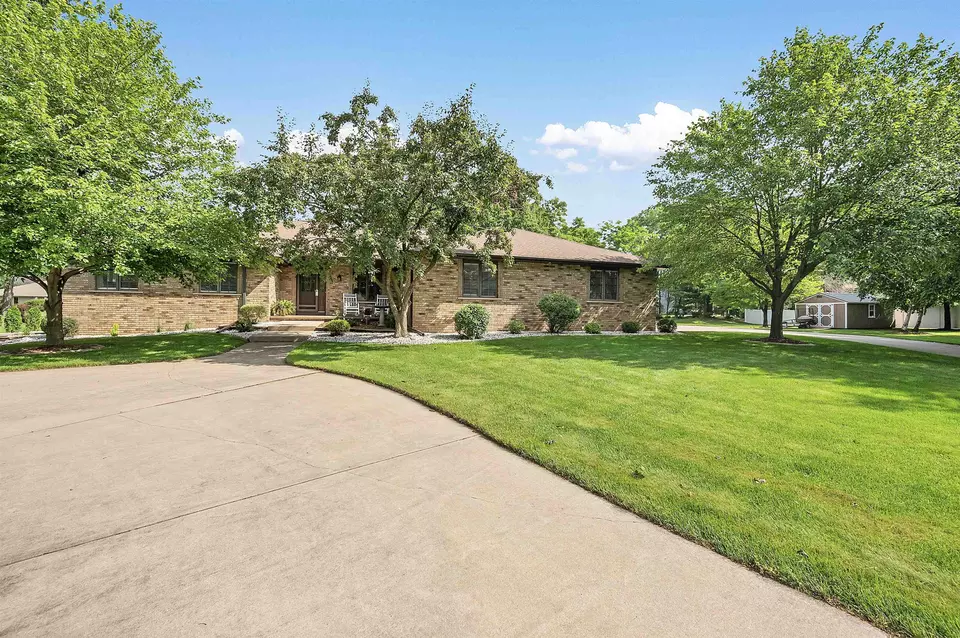 Exterior - 470 Earnhardt Ct, Green Bay, WI 54311 photo 6 of 7