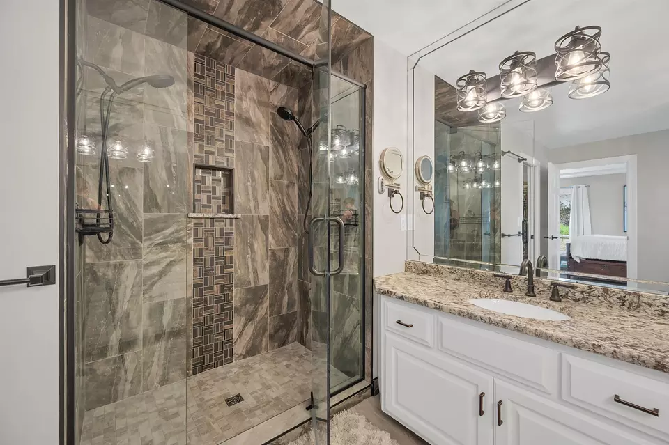 Bath - 470 Earnhardt Ct, Green Bay, WI 54311 photo 3 of 5