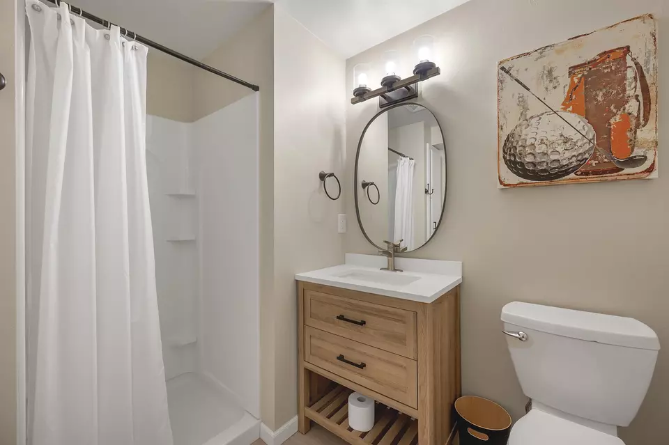 Bath - 470 Earnhardt Ct, Green Bay, WI 54311 photo 5 of 5