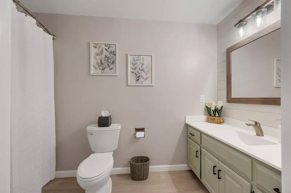 Bath - 470 Earnhardt Ct, Green Bay, WI 54311 photo 4 of 5