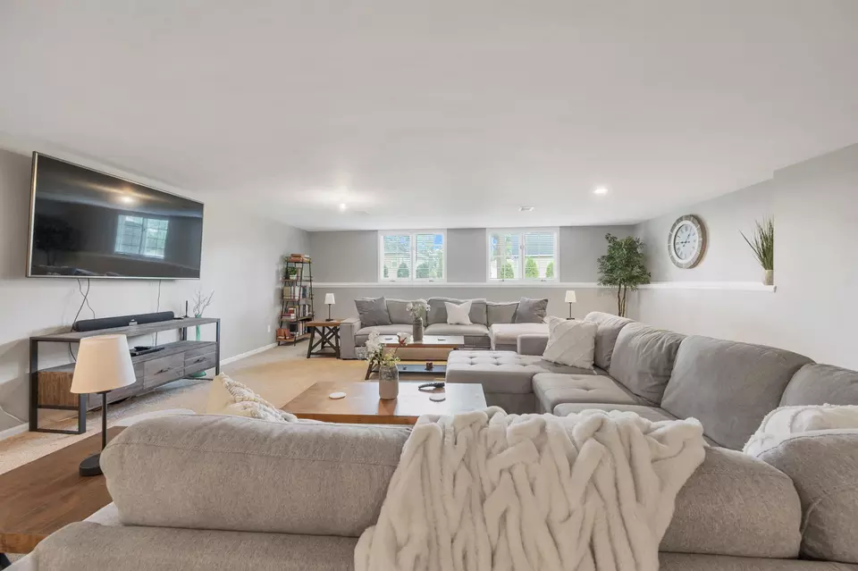 Living - 470 Earnhardt Ct, Green Bay, WI 54311 photo 8 of 9