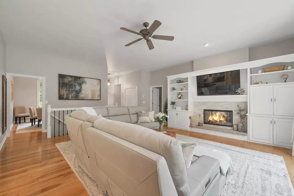 Living - 470 Earnhardt Ct, Green Bay, WI 54311 photo 3 of 9