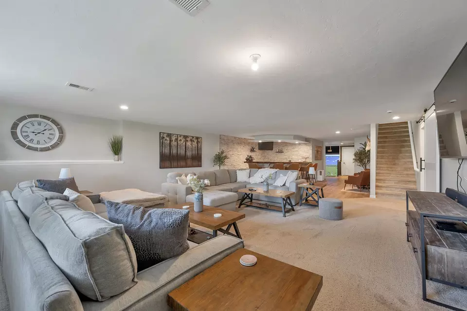 Living - 470 Earnhardt Ct, Green Bay, WI 54311 photo 2 of 9