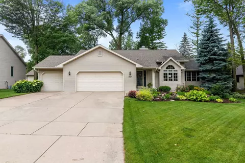 387 Riverwood Ln, Green Bay, WI 54313