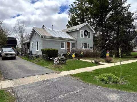 524 E Larrabee St, Omro, WI 54963