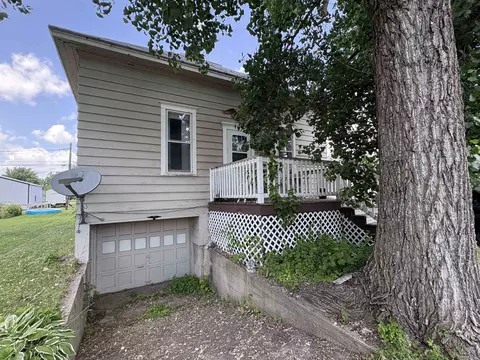 323 5th St, Oconto, WI 54153