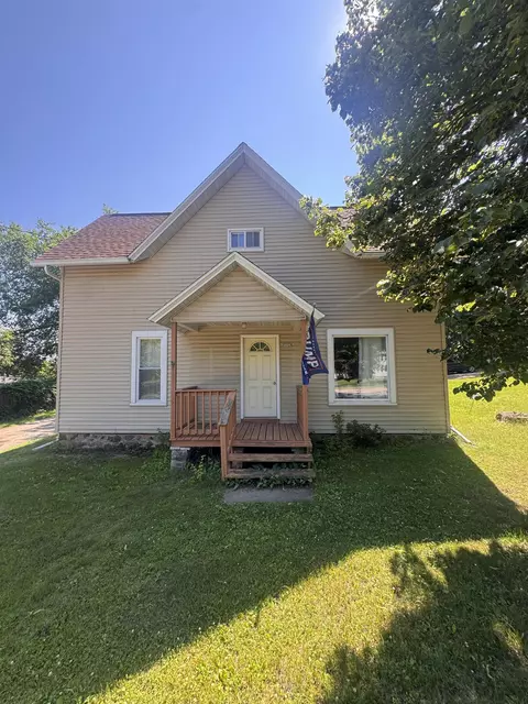 404 S Pine St, Weyauwega, WI 54983