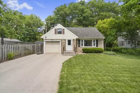1120 Red Oak Ln, Appleton, WI 54915