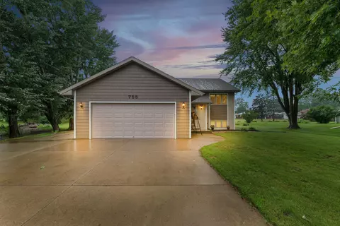 755 S Oakwood Rd, Oshkosh, WI 54904
