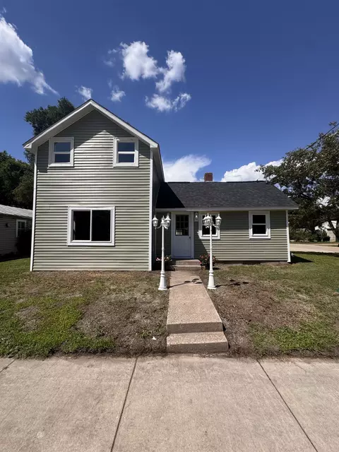 719 Ware St, Waupaca, WI 54981