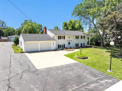 2196 Town Hall Rd, Green Bay, WI 54311