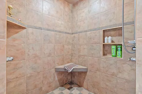 Bath - w2534 Buchanan Road, Appleton, WI 54915 photo 2 of 6