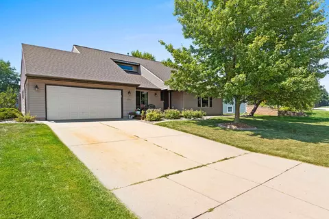 2161 Spring Creek Cir, Green Bay, WI 54311