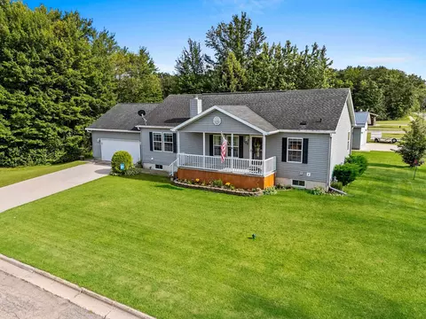 106 6th St, Oconto, WI 54153