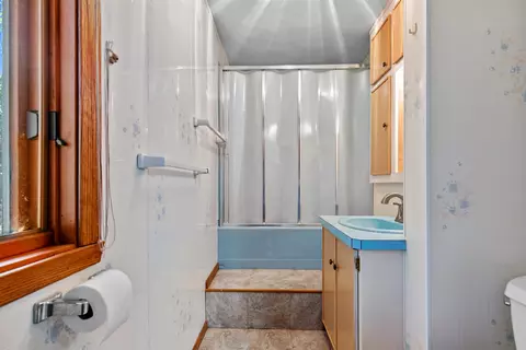 Bath - 2912 N Oneida St, Appleton, WI 54911 photo 2 of 3
