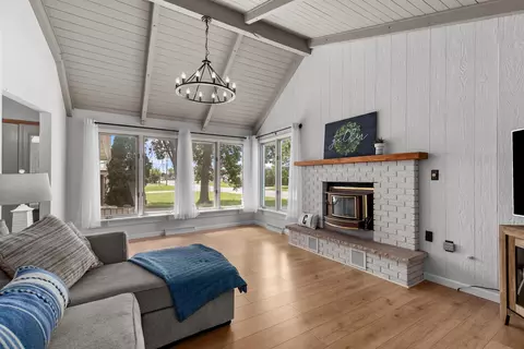 Living - 2912 N Oneida St, Appleton, WI 54911 photo 2 of 3