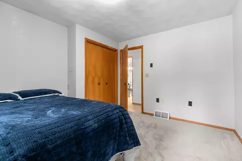 Bedroom - 2912 N Oneida St, Appleton, WI 54911 photo 5 of 7