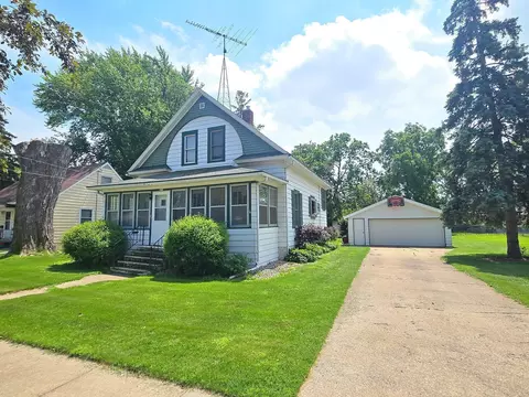 827 W 17th Ave, Oshkosh, WI 54902