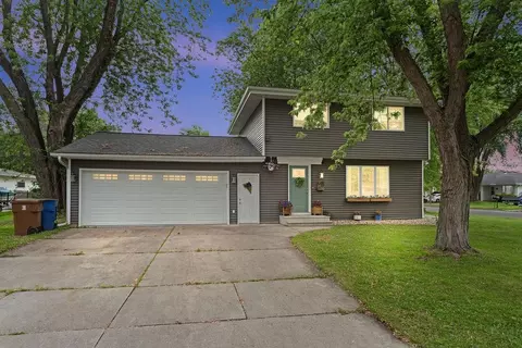 1001 Fieldcrest Dr, Menasha, WI 54952