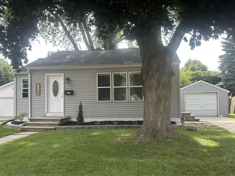 1129 Meacham St, Green Bay, WI 54304
