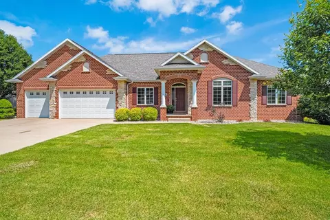 2134 Luxury Dr, Green Bay, WI 54313