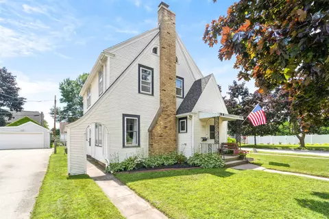 1621 Torrison Dr, Manitowoc, WI 54220
