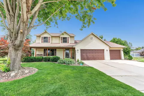 370 Nightingale Dr, Pulaski, WI 54162