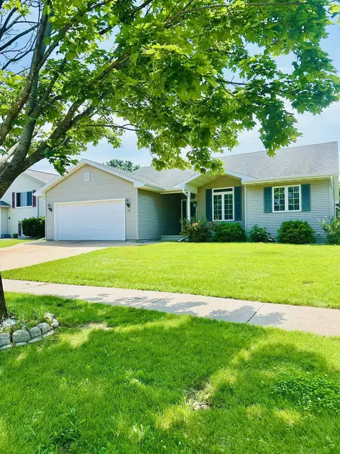 855 Christian Dr, Oshkosh, WI 54901