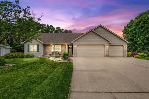 1680 Elk Trail Dr, Neenah, WI 54956