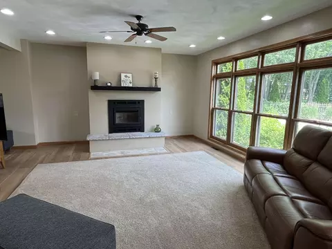 Living - 6 Green Haven Ct, Appleton, WI 54911 photo 2 of 5