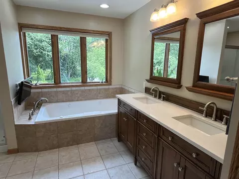 Bath - 6 Green Haven Ct, Appleton, WI 54911 photo 2 of 6