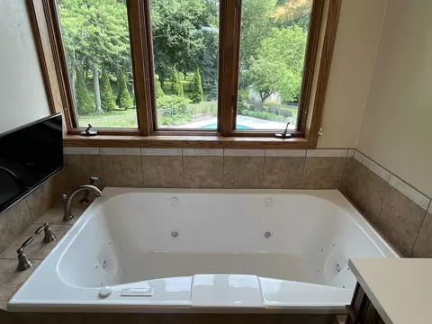 Bath - 6 Green Haven Ct, Appleton, WI 54911 photo 3 of 6