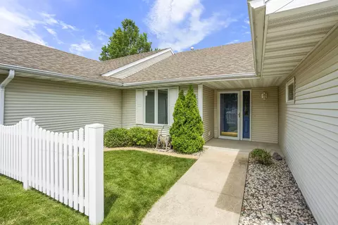 245 Lake Pointe Dr, Oshkosh, WI 54904