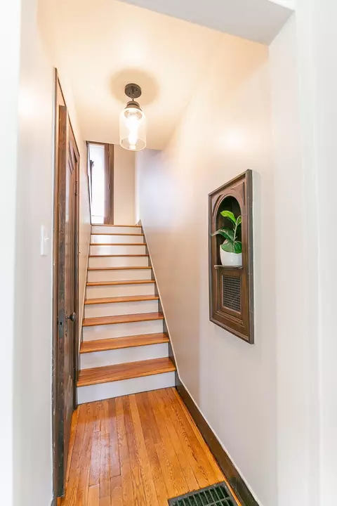 Entry Way - 1139 W Summer St, Appleton, WI 54914 photo 2 of 4