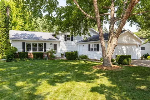 1770 Chatham Dr, Oshkosh, WI 54904