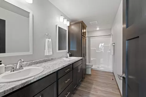 Bath - 464 Emerald Isle Ct, Wrightstown, WI 54180 photo 1 of 2