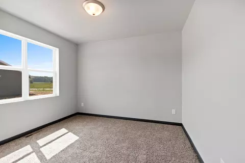 Bedroom - 464 Emerald Isle Ct, Wrightstown, WI 54180 photo 2 of 4