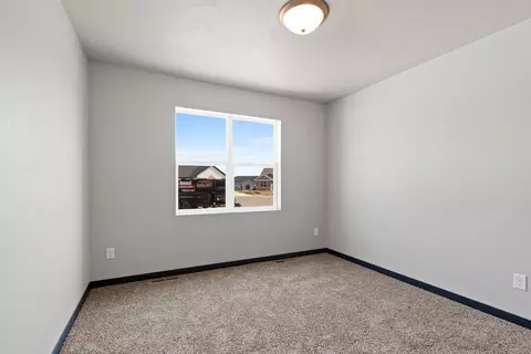 Bedroom - 464 Emerald Isle Ct, Wrightstown, WI 54180 photo 3 of 4
