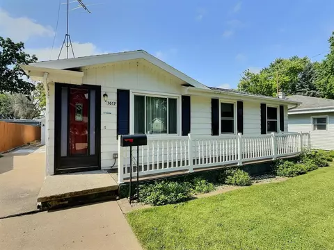 1017 Pierce Ave, Oshkosh, WI 54902