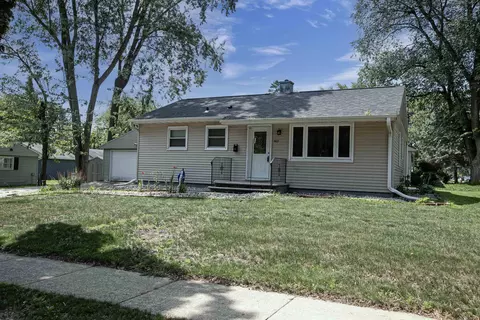 502 Clover Ln, Green Bay, WI 54301