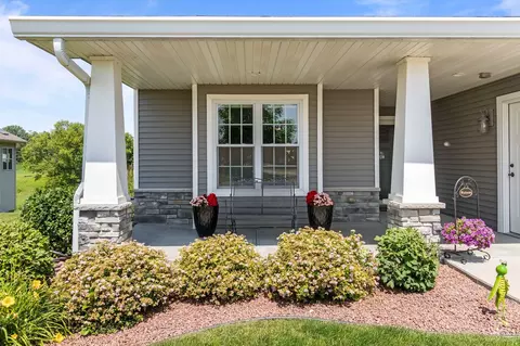 504 Mapleleaf Ct, Manitowoc, WI 54220 photo 2