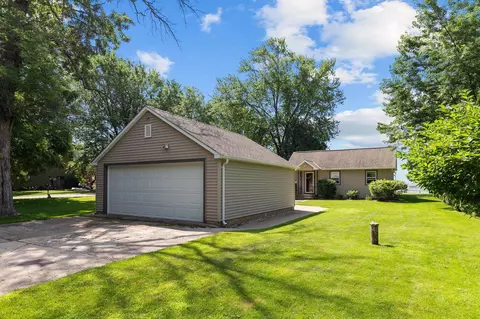 4950 Island View Dr, Oshkosh, WI 54901
