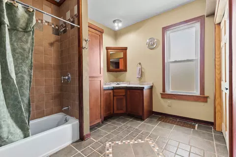 Bath - 1209 N Lawe St, Appleton, WI 54911 photo 2 of 5